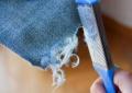Как делают потертости на джинсах, самые простые методы Как сделать джинсы потертыми в домашних условиях